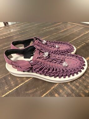 Keen Uneek Woven Closed Toe Sandals Shoes Women’s Plum Purple Woven Elastic